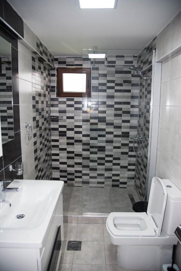 Guest House La Baja Ohrid Esterno foto