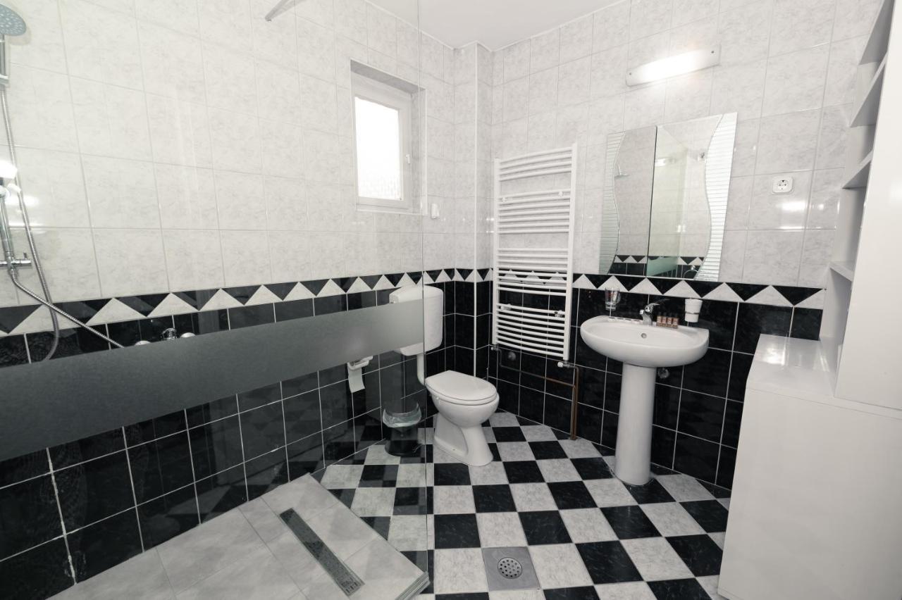 Guest House La Baja Ohrid Esterno foto