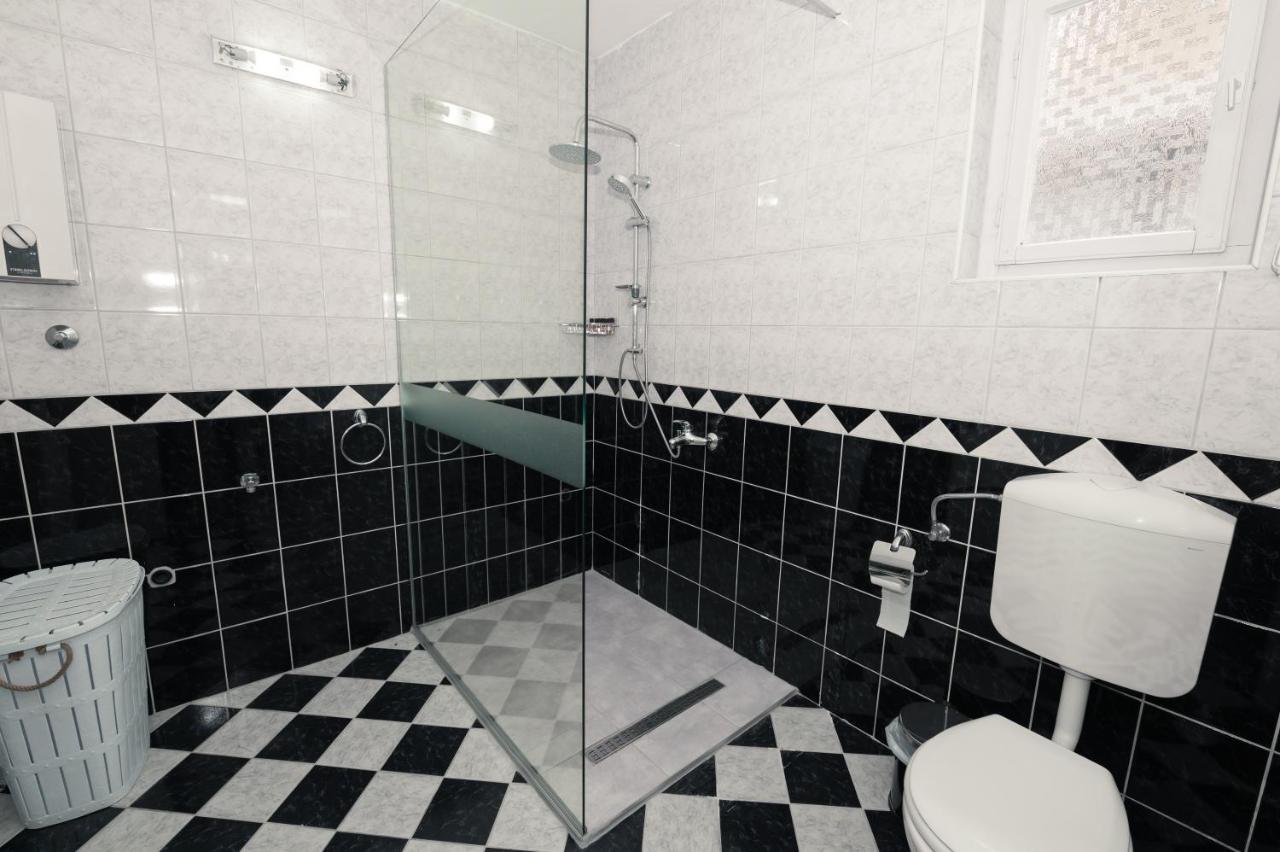 Guest House La Baja Ohrid Esterno foto